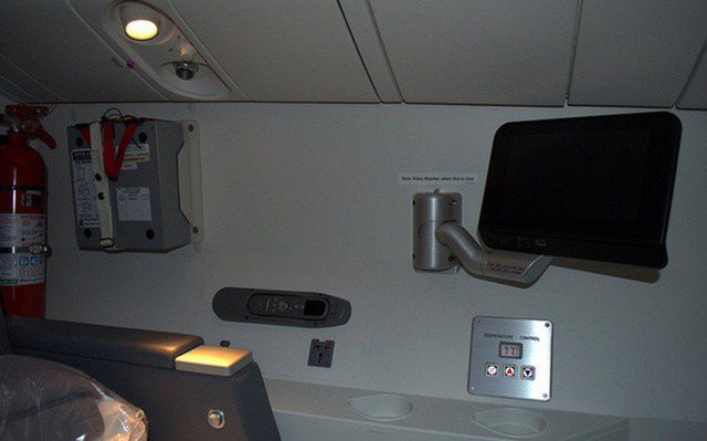 Trên chiếc Boeing 777 của hãng hàng không American Airlines, phòng ngủ của phi công còn được bố trí một chiếc TV.