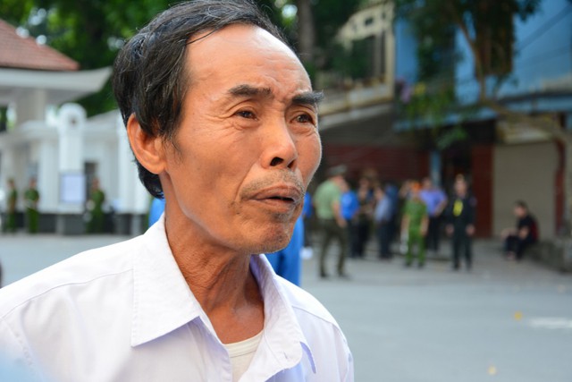
Bác Vũ Hữu Hiệu (62 tuổi, quê Hải Dương) dậy từ 5h sáng đi xe buýt từ Hải Dương lên Hà Nội để viếng Chủ tịch nước Trần Đại Quang.
