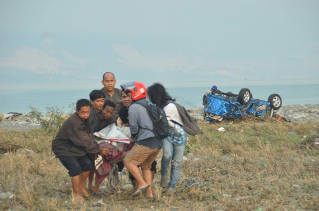 Indonesia nằm trên khu vực được gọi là Vành đai lửa Thái Bình Dương, nơi có nhiều núi lửa và thường xuyên xảy ra động đất. Nước này đã phải hứng chịu một loạt trận động đất lớn hồi tháng 7 và tháng 8 năm nay, khiến gần 500 người thiệt mạng tại đảo Lombok, cách Sulawesi vài trăm km về phía tây nam.