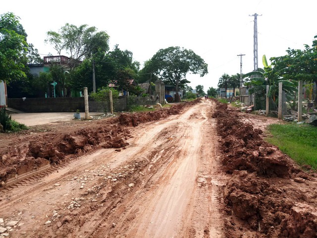 
Hai năm “án binh bất động”, con đường đang là nỗi khổ của người dân Tế Độ.
