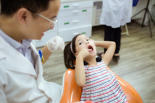 
Khi trẻ thay răng nên đến nha sĩ để xử lý. Ảnh TG
