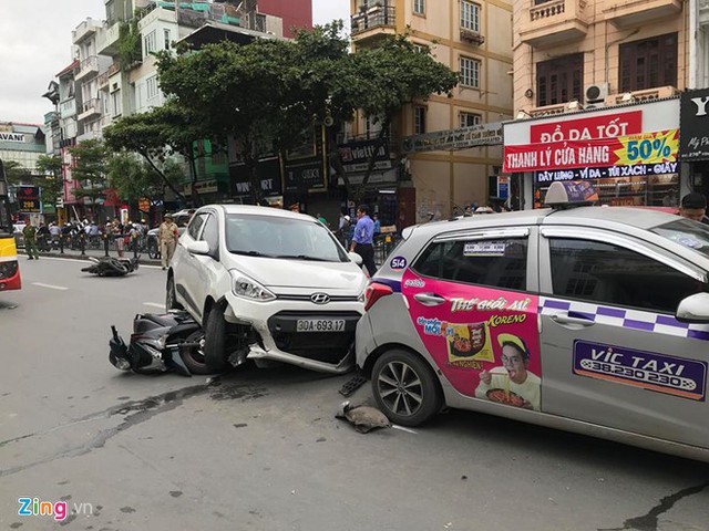 Vụ tai nạn liên hoàn xảy ra trên phố Tôn Đức Thắng (Hà Nội). Ảnh: Trần Anh.