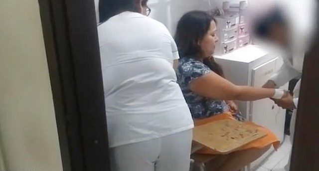Antonela được lấy m&aacute;u để x&eacute;t nghiệm tại bệnh viện th&agrave;nh phố Barranquilla sau khi th&ocirc;ng b&aacute;o m&igrave;nh bị bắt c&oacute;c tr&ecirc;n đường đi đẻ h&ocirc;m 22/9. Ảnh: Al Dia.