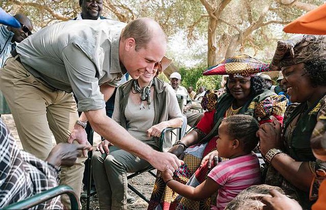 Hoàng tử William gặp gỡ cộng đồng người địa phương ở Kunene, Namibia, hôm 24/9. Ảnh: Kensington Palace.