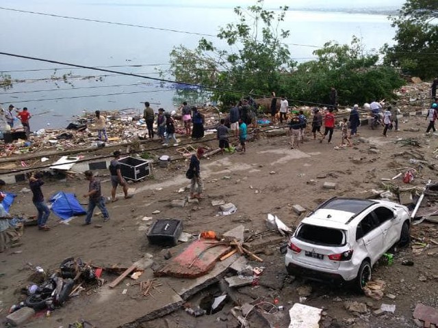
Lisa Soba Palloan, một phụ nữ sống phía nam Palu, cho biết người dân cảm nhận được nhiều chấn động trong ngày 28/9: Trận động đất cuối cùng rất mạnh, tất cả mọi người đều chạy khỏi nhà và gào thét một cách đầy sợ hãi
