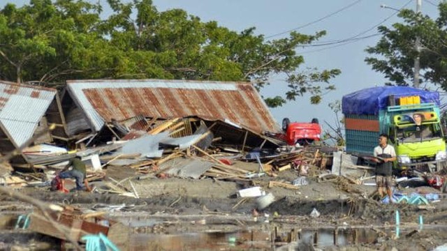 
Trận động đất mạnh 7,5 độ richter đi kèm sóng thần đã khiến khu vực Sulawesi, miền trung Indonesia phải hứng chịu thiệt hại nặng nề về người và của.
