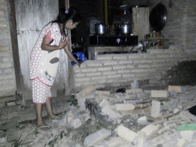 
Tâm chấn nằm ở độ sâu 10 km dưới mặt đất, là chấn động mạnh nhất trong hàng loạt trận động đất xảy ra trong chiều 28/9. Hàng loạt dư chấn cũng xảy ra sau trận động đất gây sóng thần, trong đó có một chấn động mạnh tới 5,7 độ. Người dân sống cách xa tâm chấn hàng trăm km cũng cảm nhận được trận động đất 7,5 độ. Số nạn nhân dự đoán còn gia tăng do một loạt trận động đất cường độ nhỏ hơn hồi tháng 8 ở đảo Lombok đã khiến hàng trăm người chết.
