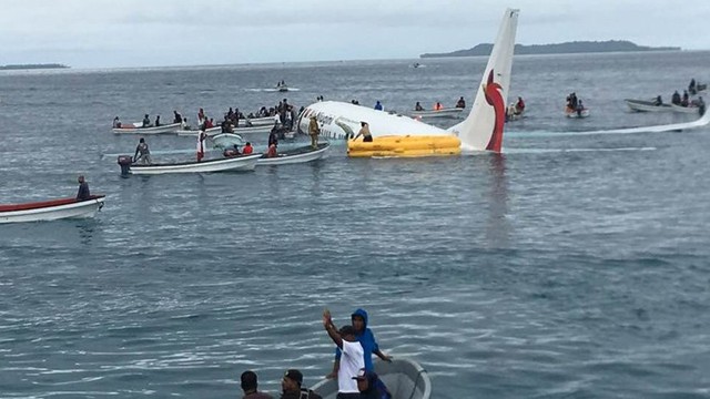 
To&agrave;n bộ h&agrave;nh kh&aacute;ch may mắn an to&agrave;n khi m&aacute;y bay rơi xuống biển. (Ảnh: Reuters)
