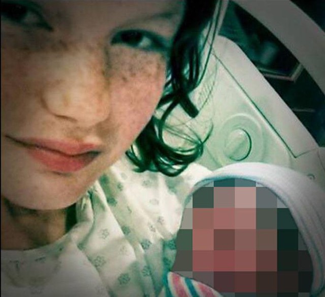 Người mẹ teen bên con lúc vừa sinh.