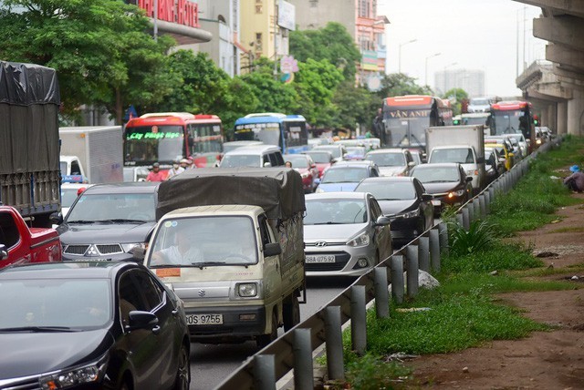 Cửa ngõ phía nam là cung đường đi vào trung tâm Hà Nội của các phương tiện từ các tỉnh Nghệ An, Thanh Hoá, Thái Bình, Ninh Bình... Đoạn đường dưới chân cầu vượt Pháp Vân có thời điểm ùn tắc nghiêm trọng.