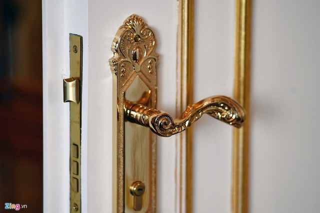 Những chi tiết khác như tay nắm cửa cũng được mạ vàng.