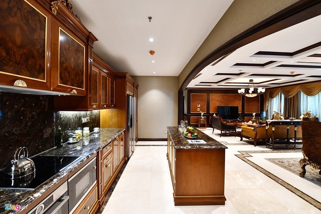 Phòng sinh hoạt chung được thiết kế kết hợp gồm nơi tiếp khách, bàn ăn và không gian bếp. Với trần cao trung bình 3,6 m, toàn bộ phòng sinh hoạt chung tạo cảm giác rộng rãi, thoáng mát. Nội thất bếp được cũng được nhập khẩu bởi các hãng uy tín như Bosch, SMEC...