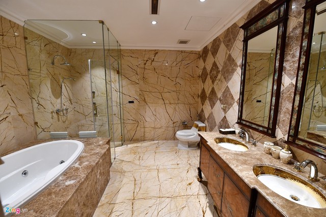 Toàn bộ nhà vệ sinh cũng được làm rộng rãi, có nội thất sang trọng. Từ đá ốp đá, thiết bị vệ sinh đều được nhập khẩu từ những hãng danh tiếng trên thế giới.