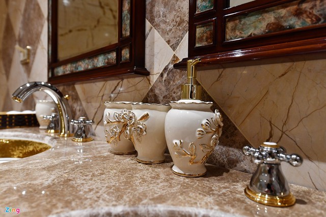 Những chi tiết như bồn rửa mặt, bồn cầu, vòi nước... được mạ vàng từ 14-24K. Với tông màu chủ đạo là sáng, kết hợp mạ vàng, nhà vệ sinh như rộng rãi, sạch sẽ và sang trọng hơn.