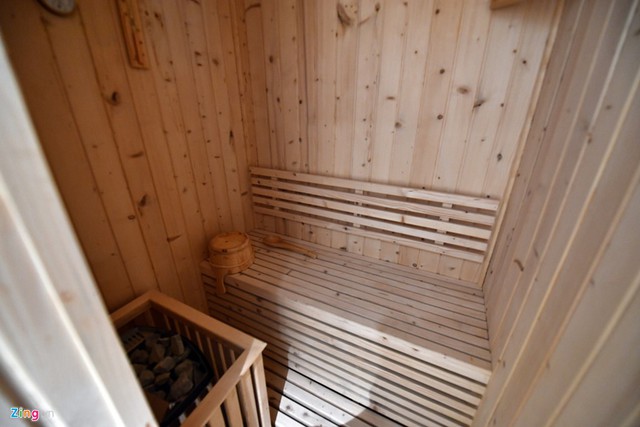 Một trong 3 nhà vệ sinh được bố trí phòng xông hơi, bao gồm cả xông khô và xông ướt.