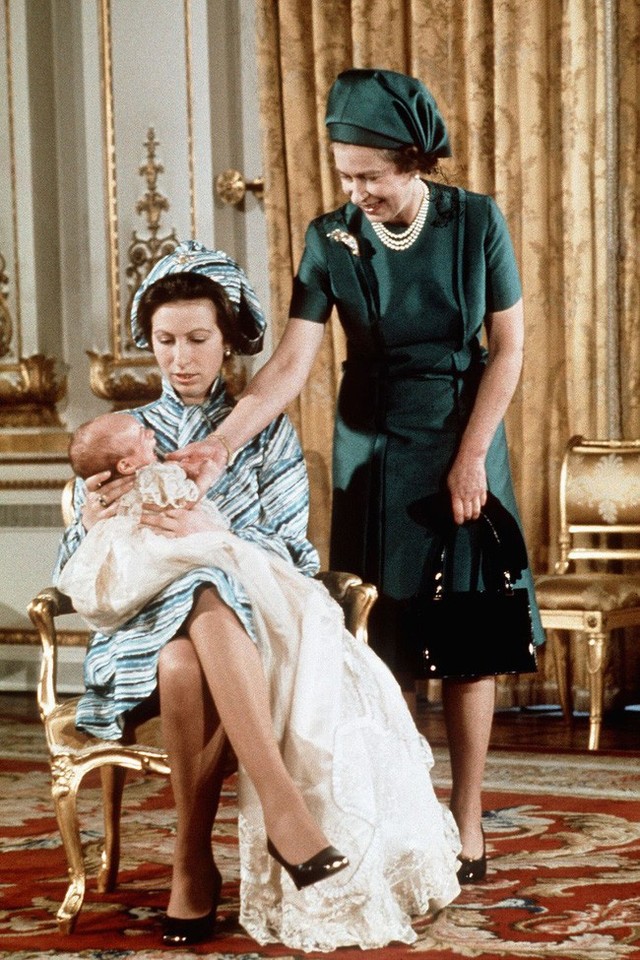 Nữ hoàng Elizabeth II lên chức bà lần đầu tiên khi con gái là Công chúa Anne sinh con trai đầu lòng Peter Phillips.
