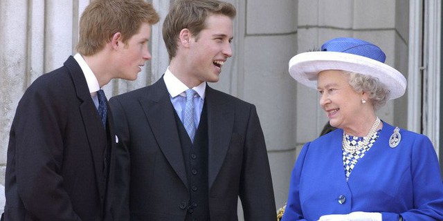 Hoàng tử Harry, Hoàng tử William và Nữ hoàng đứng trên ban công của Cung điện Buckingham.