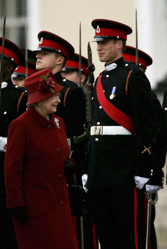 Cả Hoàng tử William và Harry đều tham gia vào lực lượng quân đội, Nữ hoàng cũng đặc biệt quan tâm đến các cháu.