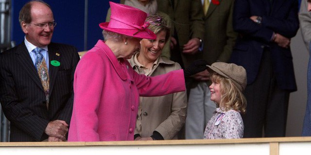 Khác với vẻ nghiêm nghị trong các sự kiện, khi xuất hiện trước người dân hoặc trò chuyện với các cháu nhỏ của mình, Nữ hoàng lại là một người vô cùng gần gũi và thân thiện.