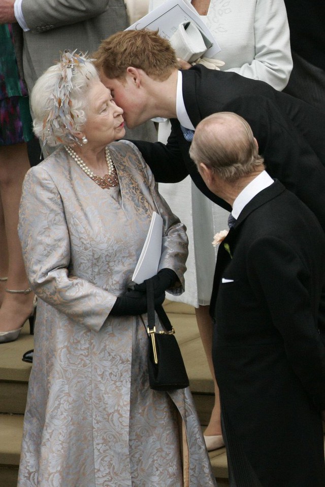 Với những gì Nữ hoàng đã làm cho nước Anh và gia đình Hoàng gia Anh, bà đã trở thành hình mẫu cho các con và cháu, chắt của mình.