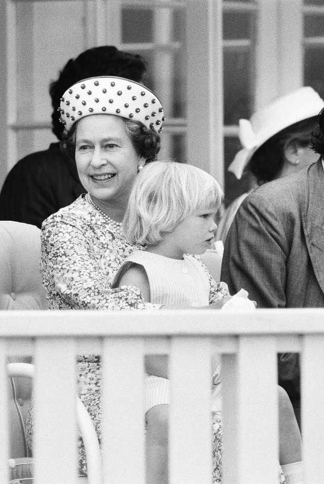 Theo luật lệ của Hoàng gia Anh, không ai được phép ngồi trên người Nữ hoàng. Thế nhưng Nữ hoàng Elizabeth II vẫn phá vỡ quy tắc để cháu gái thứ hai, Zara Phillips có thể thoải mái ngồi lên đùi mình xem polo tại lâu đài Winsor vào năm 1984.