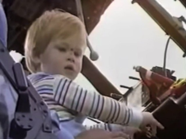 Hoàng tử Harry năm 3 tuổi say mê khám phá các nút điều khiển trên trực thăng năm 1987. Ảnh: UK Press.