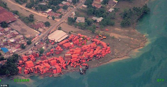Những ngôi nhà và container chứa hàng hóa ở thành phố ven biển Palu bị hủy hoại trong thảm họa. Theo Cơ quan Kiểm soát Thảm họa Quốc gia Indonesia (BNPB), số người chết từ động đất và sóng thần ở Sulawesi đã lên tới 384 người và con số này có thể tiếp tục tăng.