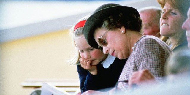 Nữ hoàng xem đua ngựa tại lâu đài Winsdor với cháu ngoại là Zara Phillips.