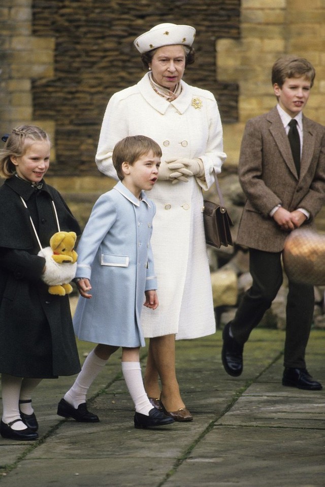 Nữ hoàng cùng Hoàng tử William, Hoàng tử Harry, Peter và Zara Phillips đến tham quan bảo tàng Sandringham năm 1988. Thú nhồi bông không nằm trong quy định trang phục của Hoàng gia, nhưng Nữ hoàng vẫn chiều theo sở thích của các cháu.