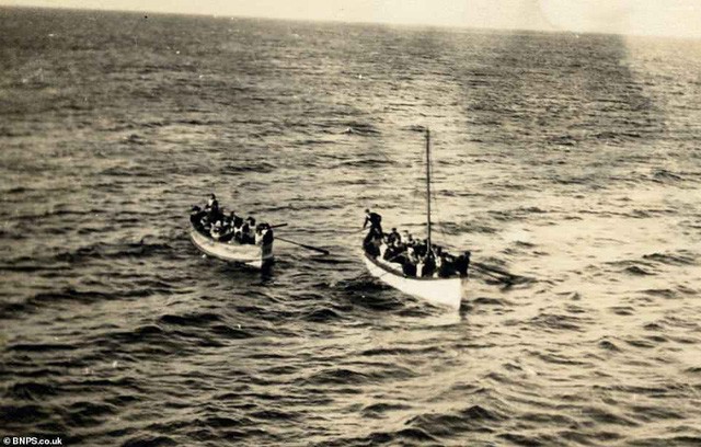 Hai con xuồng cứu hộ chở những người sống sót sau vụ đắm tàu Titanic đang tiến lại con tàu Carpathia.