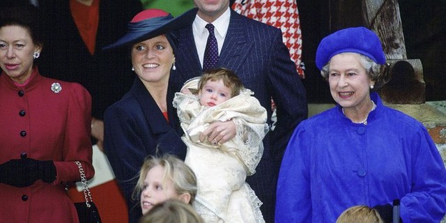Nữ hoàng đứng cạnh Công nương xứ York Sarah Ferguson trong lễ rửa tội của Công chúa Eugenie.