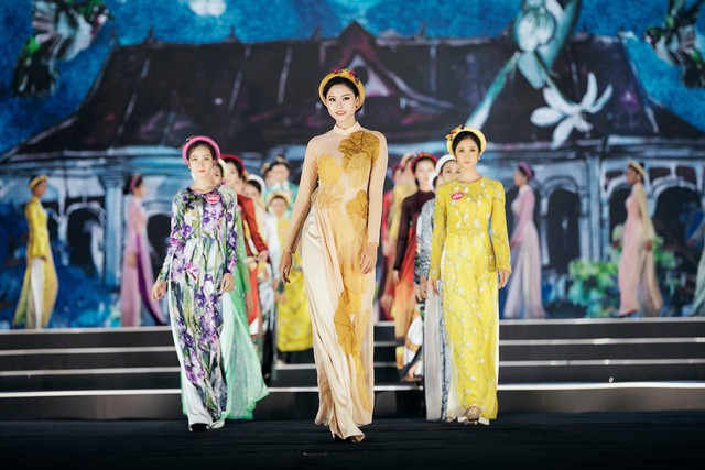
Đào Thị Hà làm vedette trong đêm diễn Người đẹp thời trang của Hoa hậu VN 2018
