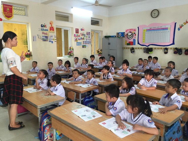 
Tại trường Tiểu học Trần Văn Ơn, sau lễ khai giảng, học sinh bước vào bài học đầu tiên của năm học mới
