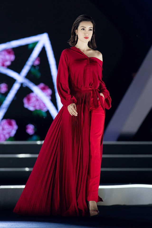 Đương kim Hoa hậu trong màn trình diễn thời trang