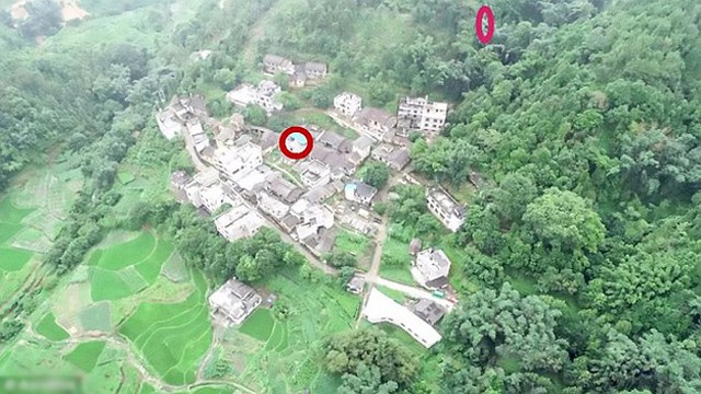 Ng&ocirc;i nh&agrave; (tr&aacute;i) của b&eacute; Xiaojiao ở huyện Dung, Choang Quảng T&acirc;y, v&agrave; vị tr&iacute; Xiaojiao được t&igrave;m thấy trong khu rừng gần đ&oacute;. Ảnh: AsiaWire.