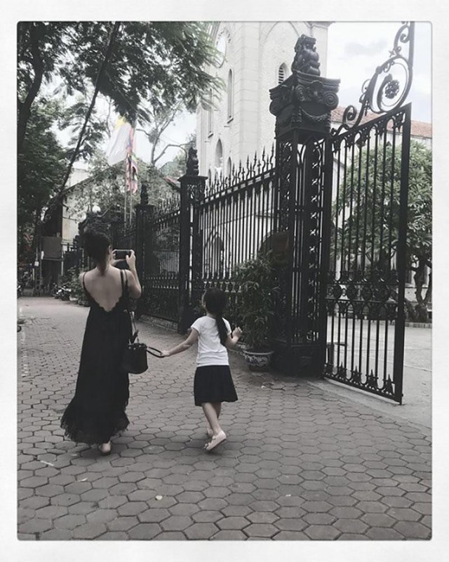 Giữa tin đồn chia tay, Phạm Quỳnh Anh chia sẻ hình ảnh vui vẻ bên cạnh con gái lớn Tuệ Lâm. 