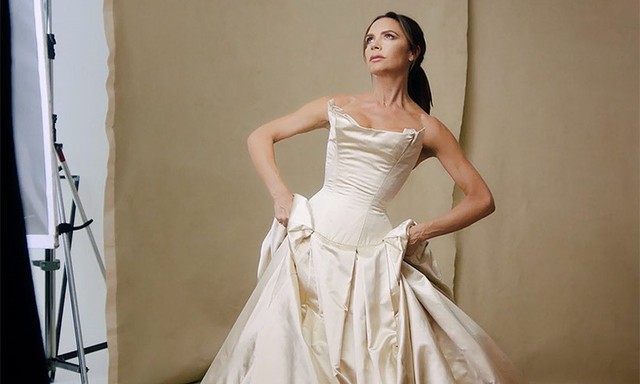 Bộ ảnh đặc biệt này còn đánh dấu lại những cột mốc quan trọng trong cuộc đời của Victoria. Trong bức ảnh khác, Vic diện lại chiếc váy cưới trắng hiệu Vivienne Westwood mà cô từng mặc trong hôn lễ với David Beckham cách đây hơn 19 năm.