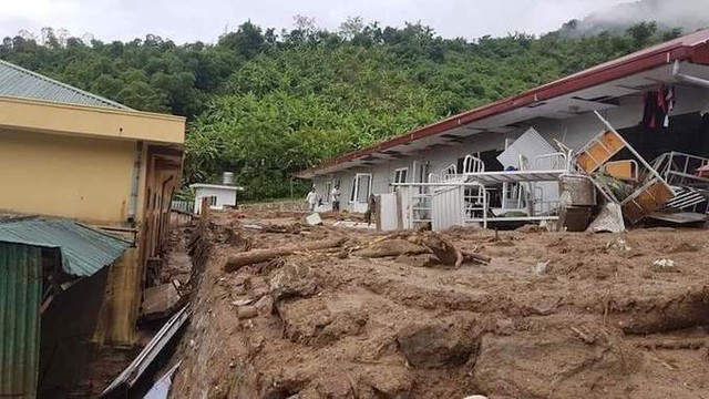 Ông Mai Xuân Giang, Trưởng phòng Giáo dục và Đào tạo huyện Mường Lát cho hay, mưa lũ làm hỏng hoàn toàn nhiều trường học trong đó nặng nhất là các điểm trường ở xã Tam Chung, Trung Lý và Pù Nhi.