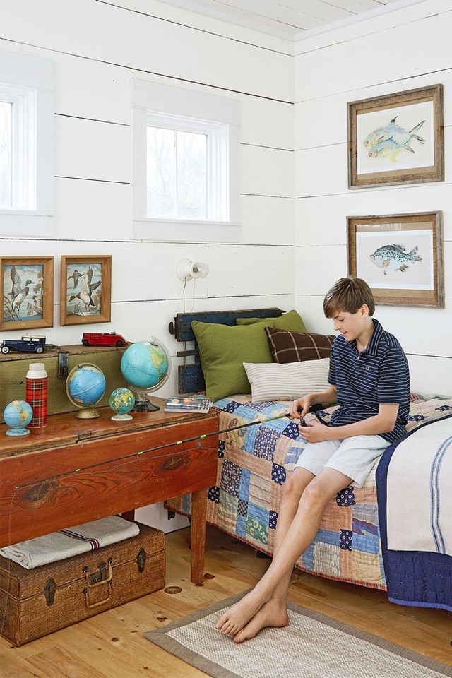 Căn phòng của cậu con trai được sử dụng giường đơn bằng sắt chắc chắn. Bên cạnh giường là bàn làm việc, giương đựng đồ bằng gỗ giản dị.