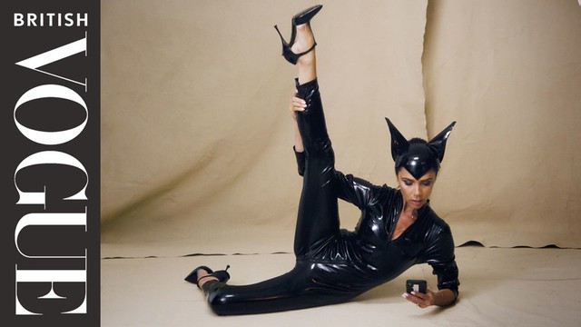 Victoria thể hiện động tác yoga quen thuộc của cô và diện trang phục mèo đen bó sát mà mình từng mặc trong MV Say Youll Be There của nhóm Spice Girls cách đây 22 năm.