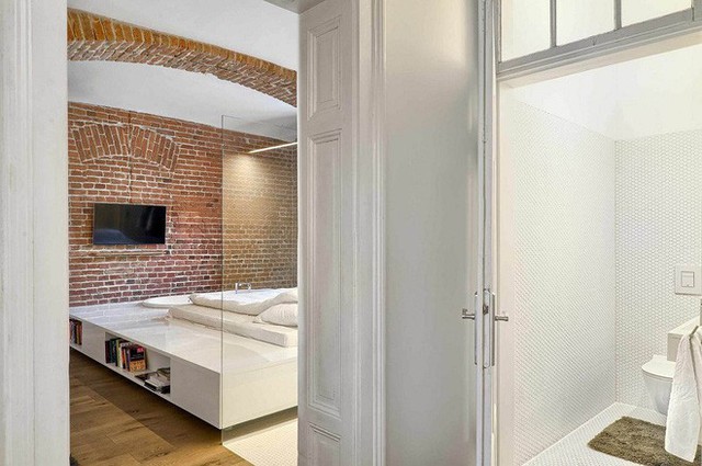 Phòng ngủ xinh đẹp với phòng tắm đẳng cấp theo tông màu trắng sẽ giúp thiết kế hoàn hảo và tinh tế hơn.