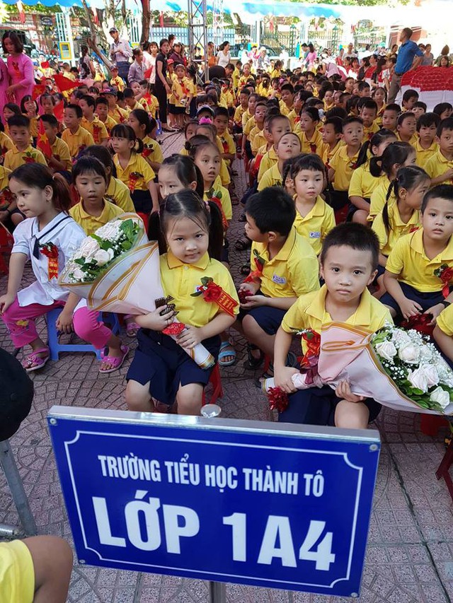 
Học sinh lớp 1 trường Tiểu học Thành Tô hồi hộp vào năm học mới. Ảnh: Minh Thư
