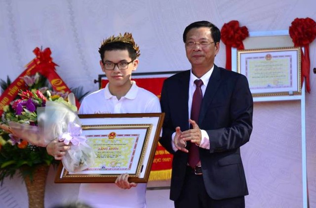 
Học sinh Nguyễn Hoàng Cường nhận bằng khen và tiền thưởng của UBND tỉnh Quảng Ninh. Ảnh: Đ.Tùy
