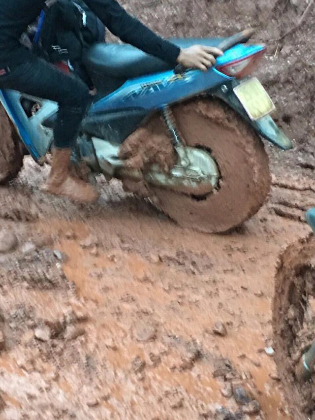 
Bánh xe máy được bọc kín bởi bùn đất
