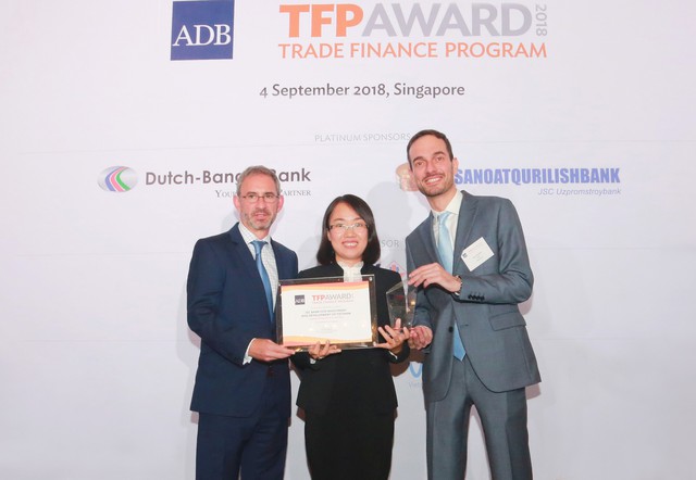 
Bà Trương Thị Thu Ba, Phó Giám đốc Ban Định chế tài chính BIDV,đại diện BIDV nhận giải thưởng từ ADB.
