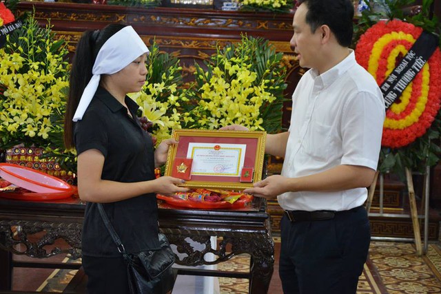 Ông Nguyễn Hoàng Phúc - Phó Giám đốc TT Điều phối ghép tạng Quốc gia - thừa lệnh Bộ trưởng Bộ Y tế trao tặng Kỷ niệm chương Vì sức khỏe nhân dân cho đại diện gia đình anh Hải, tại lễ tang của anh.