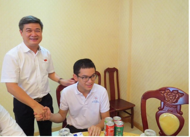 Giám đốc Công ty Điện lực Quảng Ninh chúc mừng nhà vô địch Olympia năm 2018 Nguyễn Hoàng Cường