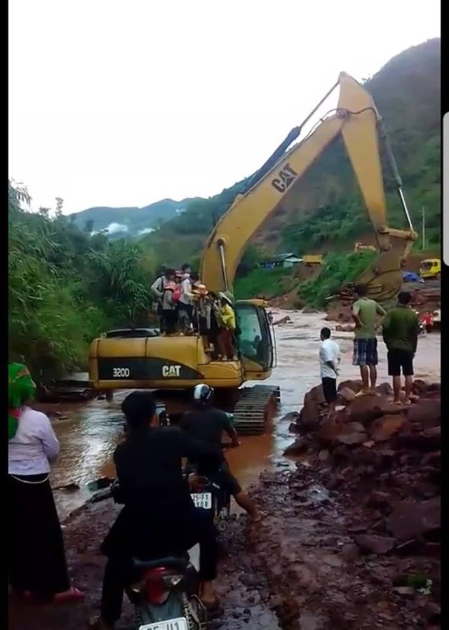 
Lên máy xúc để qua suối đến trường. Ảnh cắt từ clip.
