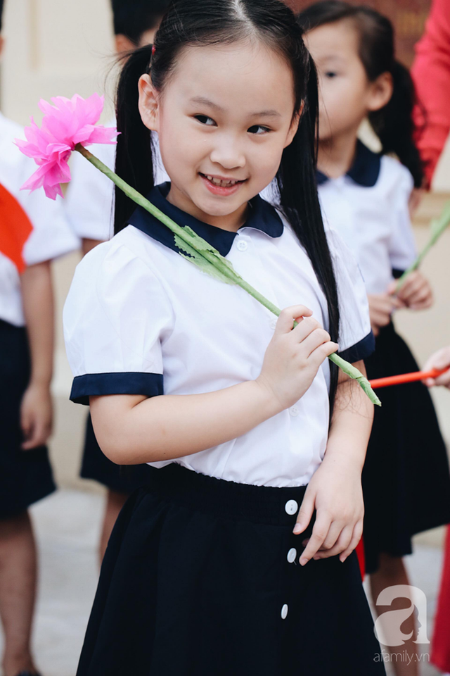 
Tại trường Trưng Vương (quận Hoàn Kiếm, Hà Nội) - ngôi trường 100 năm tuổi, các em học sinh lớp 1 cũng vô cùng tươi tắn trong bộ đồng phục tham dự lễ khai giảng. Trong ảnh, một bé gái làm duyên trong bộ đồng phục học sinh. Ảnh: aFamily
