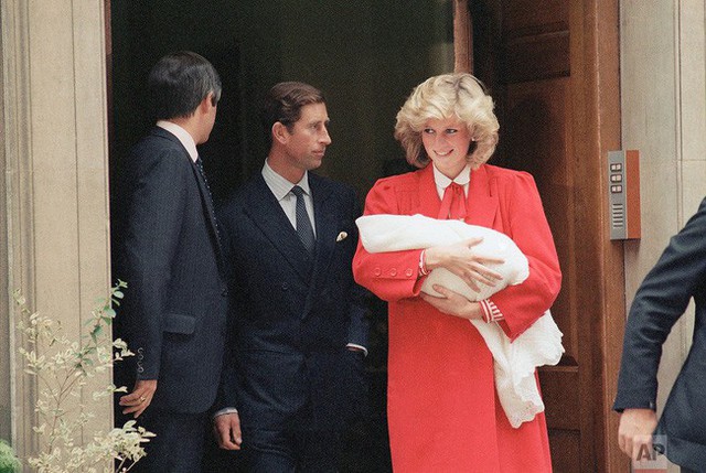 Hoàng tử Harry chào đời trong sự thất vọng của cha